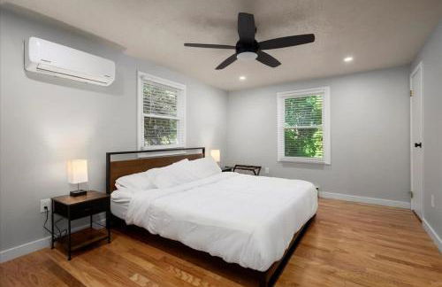 *NEW* Large Backyard ~ Game Room ~ Firepit ~ Lake - Foto 12