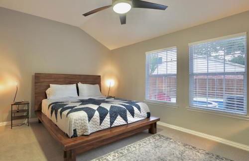 Gorgeous 4 bedroom 2,5 bath Home with Heated Pool, Spa & Game Room close to DFW Airport - Photo 4