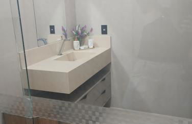 Quarto com ar e banheiro estacionamento e Wi-Fi - Foto 4