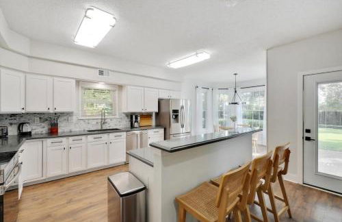 Tropical Pool Oasis - 5 BR Foosbal Cinema - Photo 9