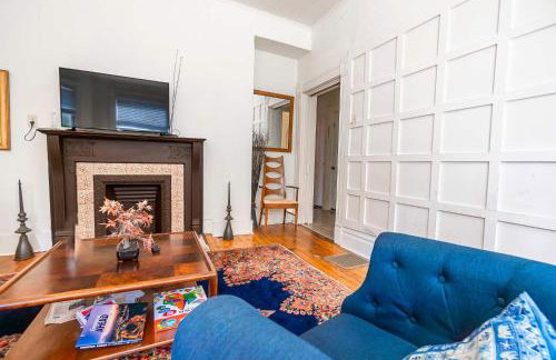 Step Back in Time Charming Victorian with Modern Amenities - Foto 5