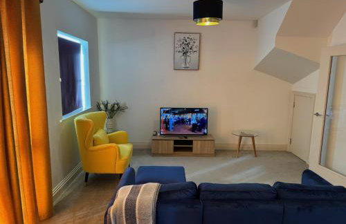 Three-bedroom modern family home by the pond with free parking - Photo 3