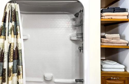 Gorgeous Cottage with Hot-tub and Games in Beaver Cove, Maine - Foto 31