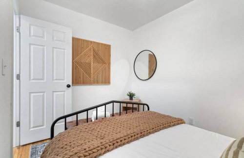 Urban Oasis Cozy Home Near Downtown with Game Room and Firepit - Foto 35