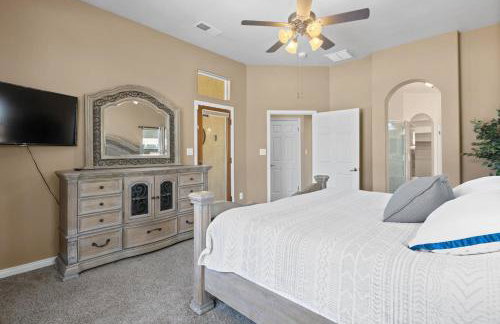 Spacious 4BR 3BA Home KING Suite Pool Sleeps 8 - Photo 10