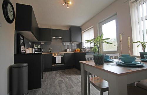 Recently Refurbished 3 Bedroom Home with Parking - Perfect for Longstays - Sleeps 8 - Photo 8