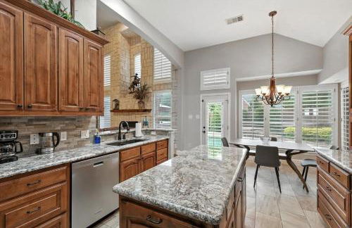 Lewisville Luxe Pool Getaway - Patio BBQ TV Room - Foto 13