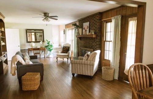 ~ The Cozy Farmhouse ~ | Sleeps 10+ | Farm Views - Foto 63