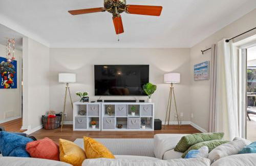 Walk to Beach Indoor-Outdoor Living w Pool - Photo 15