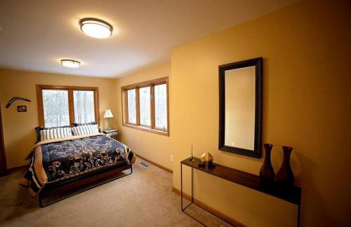 Stately Luxury Vacation Rental with a Private Hot Tub near Brown County State Park, Indiana - Foto 26