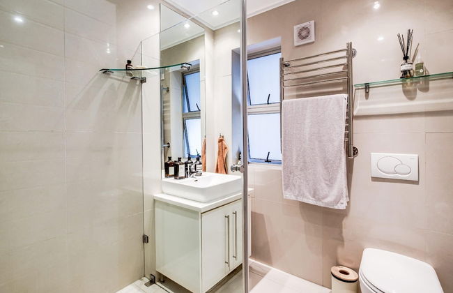 Extraordinary Stay in Mouille Point The Apartment - Photo 12