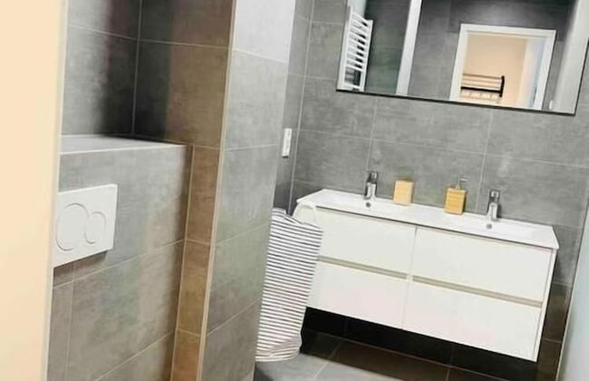 Luxury New Flat with Terrace & Parking - Photo 11