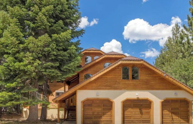 Black Bear by Avantstay Spacious Viking Lodge in Tahoe Donner w/ Game Room & Hot Tub! - Photo 47