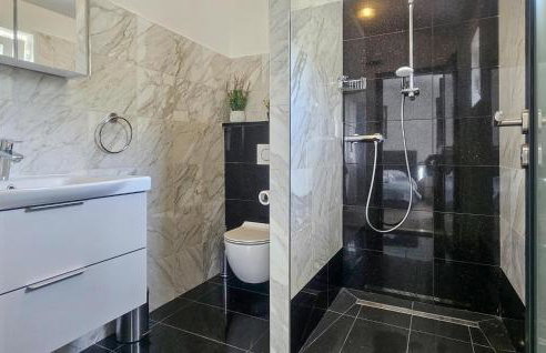 Lovely Apartment In Kucice With Wifi - Photo 16