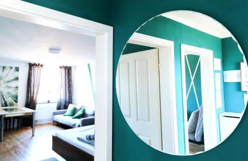 - Forest Retreat Deluxe - 2 Bedroom Apartment - 75 qm - Fully Renovated 2025 with TV & Netflix - King Size Beds - Full Kitchen - Free Parking - Close to Airport & Train - - Foto 19