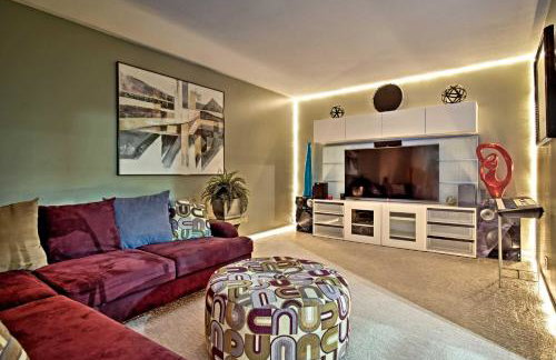 Suburban Detroit Home with Porch, Yard and Fire Pit! - Foto 1