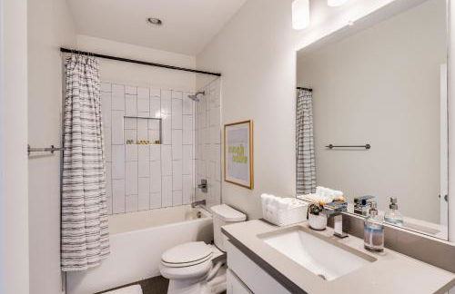 Nash House & Bars of Broadway with Patio Bar and Views! 8min Downtown! Sleeps 12! - Foto 37