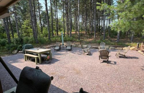 Cabin in the woods with fire pit and porch - Foto 57