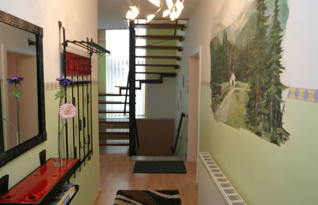 Holiday Home in Rennweg Near Ski Slopes - Photo 2