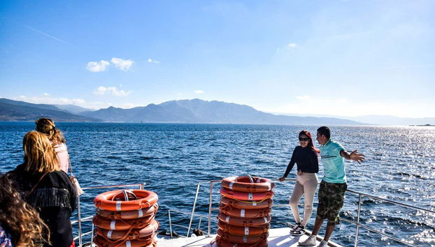 Disfrutando de la travesía por la ría de Corcubión