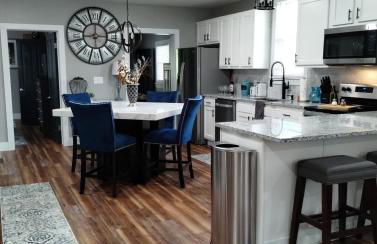 The Bluebird Guesthouse *walk to downtown* - Photo 9