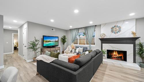 Entire Private Home with 3 Bedrooms 2 Bathrooms, Hot Tub, Garage, King Bed, Available Now - Foto 3