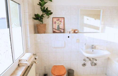 Ruhiges & modernes 5-Personen Apartment mit Boxspringbetten, Smart-TV, Wlan und Balkon - Foto 17