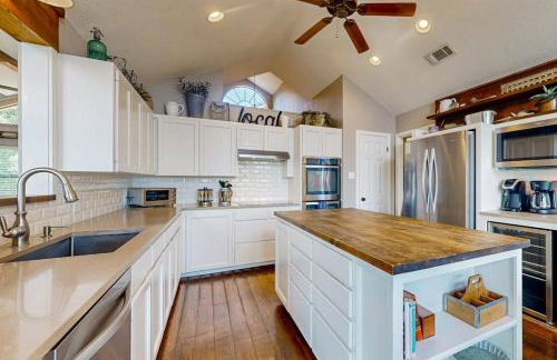 Spacious Lakefront Hideaway with Decks, Grill, Billiards, Tennis & Pool - Foto 9