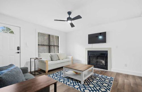 8 Minutes to UNC - Outdoor Deck - Washer and Dryer - Foto 6