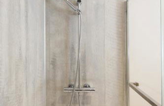 " Orchard Croft Lodge ", New Property, DOG FRIENDLY, Ideal for all Goodwood Events, 5 Minutes from Southend Barns, 9 Minutes From Sandy West Wittering Beach, 2 Bathrooms, Can Sleep 8 On Request, ' Starlink ' Wi-Fi & Sky Sports, Zip & Link Super-King beds - Foto 15