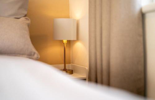 Cosy 3-Bed House With Parking, 5 Mins to QE & Uni - Photo 32