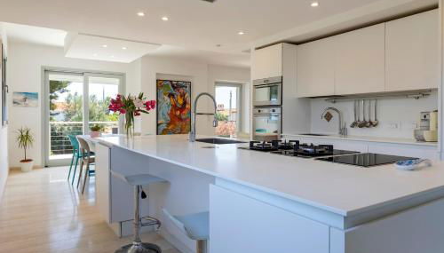 Luxury Seafront Villa with Rooftop Pool & Stunning Sea Views - Foto 5