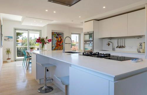 Luxury Seafront Villa with Rooftop Pool & Stunning Sea Views - Foto 5