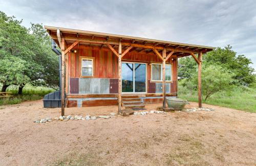 Rustic Eco-Cabin Llano River Getaway on 68 Acres! - Foto 1
