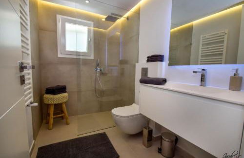 Exquisite and Modern villa near beach with Heated pool! - Foto 61