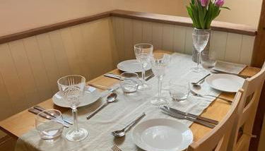 Stunning 2 Bedroom Flat in a Central Location - Photo 4