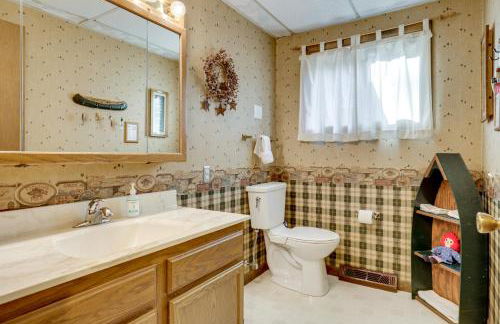 Lakeside Northwoods Retreat Dock, Deck, Fire Pit! - Foto 17