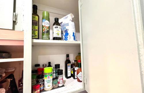 Main St New with AC Monthly stays Charming Cottage KING BED - Foto 33