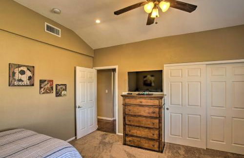 Group Getaway with Pool and Putting Green in Glendale - Foto 24