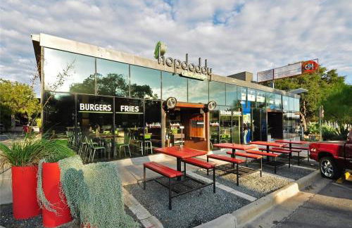 Hacienda SoCo - Fire Pit & 3 Min Walk to SoCo - Foto 62