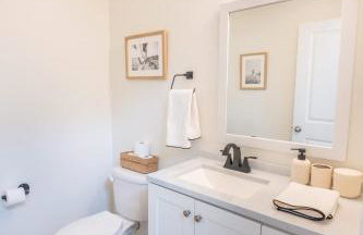 Coastal Retreat & Water Views - Minutes to CHS - Foto 33