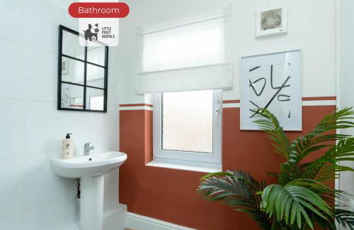 2 Bedroom Home with WiFi, Private Yard and Street Parking - Foto 14