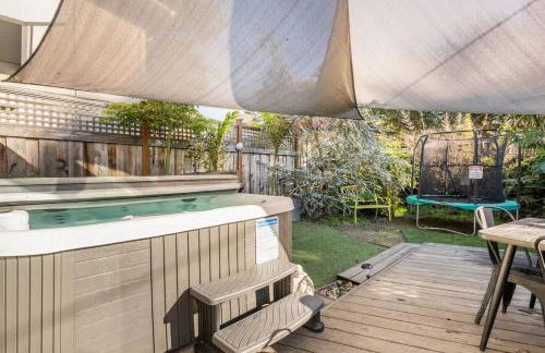 2 bedroom bungalow with hot tub - Photo 14