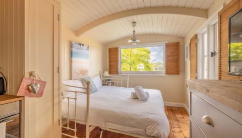 Relaxing Retreat - The Shepherds Hut - Hot Tub - By Tempstay - Foto 2