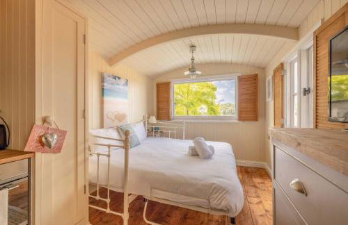 Relaxing Retreat - The Shepherds Hut - Hot Tub - By Tempstay - Foto 2