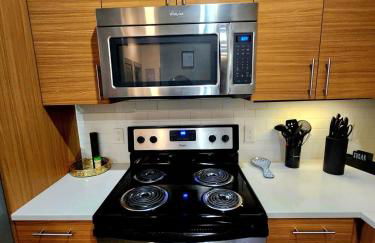 Stylish 1BR Uptown Apartment - Photo 15