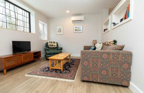 Modern Woodland Escape w Wshr dryer and Large Yard - Foto 9