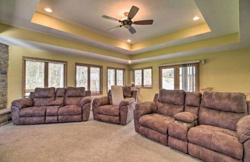 Cabin with Fire Pit and Movie Room, 1 Mi to Lake - Foto 16