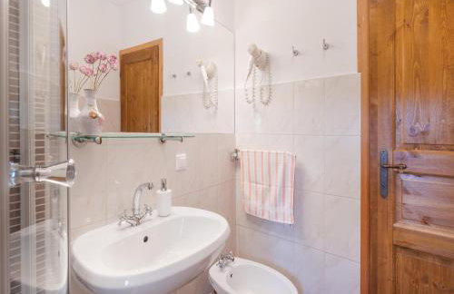 Charming Villa with Private Garden & BBQ - Foto 35