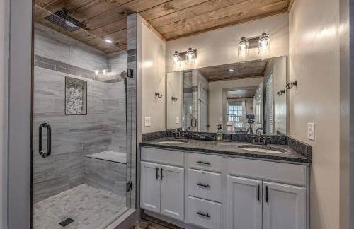 5-Star Cabin wHot Tub, Game Room, & Resort Perks! - Foto 13